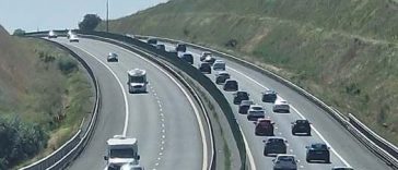 Accident pe Autostrada Soarelui, pe sensul către litoral – Au fost implicate trei maşini, cu 9 persoane / O fată de 5 ani şi un băiat de 16, răniţi / Coloană de 7 kilometri
