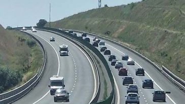 Accident pe Autostrada Soarelui, pe sensul către litoral – Au fost implicate trei maşini, cu 9 persoane / O fată de 5 ani şi un băiat de 16, răniţi / Coloană de 7 kilometri