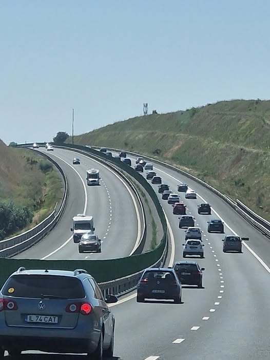 Accident pe Autostrada Soarelui, pe sensul către litoral – Au fost implicate trei maşini, cu 9 persoane / O fată de 5 ani şi un băiat de 16, răniţi / Coloană de 7 kilometri