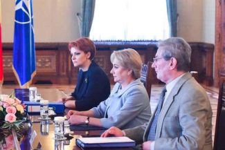 Lia Olguţa Vasilescu: Ştiu că voi stârni multe patimi şi că toţi habarniştii vor împroşca din nou cu noroi: Prin aplicarea noii legi a salarizării, statul român va pierde dublu, anual, faţă de cât câştigă din PNRR, într-un singur an