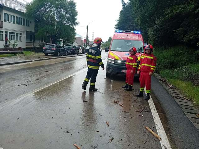 IGSU: Peste 10.000 de lucrători MAI, 6.800 de mijloace tehnice şi 530 de salvatori montani, implicaţi în gestionarea fenomenelor meteo extreme de duminică / Au fost transmise 38 de mesaje RO-ALERT în 23 de judeţe şi municipiul Bucureşti