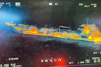 Nava din Marea Neagră afectată de incendiu, survolată din nou – A fost constatată o scădere a temperaturii în zonă, dar încă nu se permite accesul la bord / Nu există indicii privind existenţa unui risc pentru populaţie sau a unui pericol de poluare