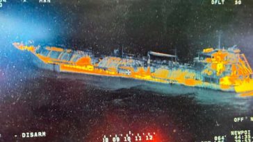 Nava din Marea Neagră afectată de incendiu, survolată din nou – A fost constatată o scădere a temperaturii în zonă, dar încă nu se permite accesul la bord / Nu există indicii privind existenţa unui risc pentru populaţie sau a unui pericol de poluare
