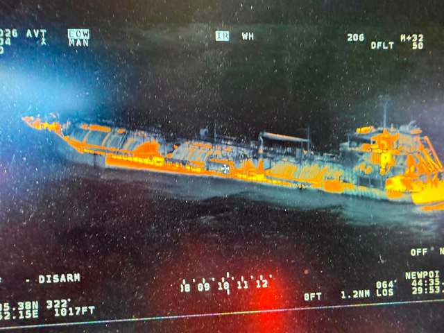 Nava din Marea Neagră afectată de incendiu, survolată din nou – A fost constatată o scădere a temperaturii în zonă, dar încă nu se permite accesul la bord / Nu există indicii privind existenţa unui risc pentru populaţie sau a unui pericol de poluare