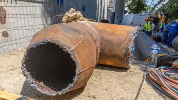Primăria Capitalei prezintă imagini cu starea conductelor prin care trece agentul termic, pe Magistrala II-III Grozăveşti, care alimentează Cartierul Aviaţiei: Şantierul deschis în 2023 era împotmolit de un an şi jumătate