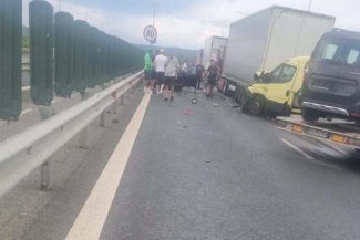 Accident pe autostradă în judeţul Timiş – Sunt implicate două autoturisme, un autocamion şi o autoplatformă care transportă trei autoturisme / O femeie a rămas blocată într-un autoturism – FOTO