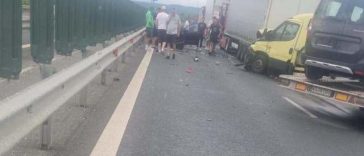 Accident pe autostradă în judeţul Timiş – Sunt implicate două autoturisme, un autocamion şi o autoplatformă care transportă trei autoturisme / O femeie a rămas blocată într-un autoturism – FOTO