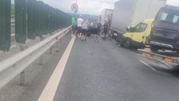 Accident pe autostradă în judeţul Timiş – Sunt implicate două autoturisme, un autocamion şi o autoplatformă care transportă trei autoturisme / O femeie a rămas blocată într-un autoturism – FOTO
