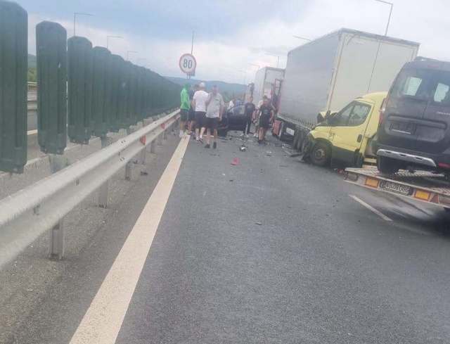 Accident pe autostradă în judeţul Timiş – Sunt implicate două autoturisme, un autocamion şi o autoplatformă care transportă trei autoturisme / O femeie a rămas blocată într-un autoturism – FOTO