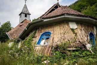 Uşile împărăteşti de la o biserică din Harghita, pictate în 1789, au fost salvate, după ce lăcaşul de cult s-a prăbuşit / Structurile de lemn fuseseră afectate de o ciupercă extrem de agresivă – FOTO