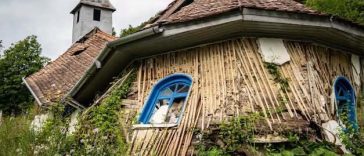 Uşile împărăteşti de la o biserică din Harghita, pictate în 1789, au fost salvate, după ce lăcaşul de cult s-a prăbuşit / Structurile de lemn fuseseră afectate de o ciupercă extrem de agresivă – FOTO