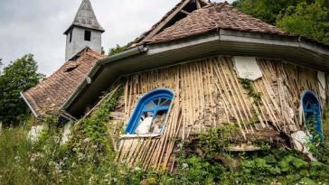 Uşile împărăteşti de la o biserică din Harghita, pictate în 1789, au fost salvate, după ce lăcaşul de cult s-a prăbuşit / Structurile de lemn fuseseră afectate de o ciupercă extrem de agresivă – FOTO