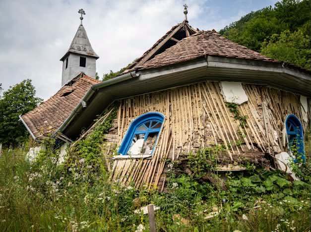 Uşile împărăteşti de la o biserică din Harghita, pictate în 1789, au fost salvate, după ce lăcaşul de cult s-a prăbuşit / Structurile de lemn fuseseră afectate de o ciupercă extrem de agresivă – FOTO