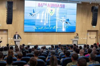 Zece militari ai Forţelor Aeriene Române, înaintaţi în grad în mod excepţional / Au contribuit la doborârea dronelor în România şi Lituania / Radu Miruţă: Armata României nu s-a culcat pe o ureche după misiunile reuşite din ultimele zile – FOTO