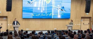 Zece militari ai Forţelor Aeriene Române, înaintaţi în grad în mod excepţional / Au contribuit la doborârea dronelor în România şi Lituania / Radu Miruţă: Armata României nu s-a culcat pe o ureche după misiunile reuşite din ultimele zile – FOTO