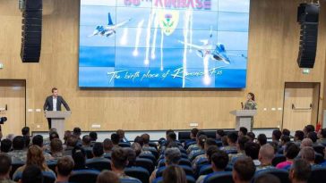 Zece militari ai Forţelor Aeriene Române, înaintaţi în grad în mod excepţional / Au contribuit la doborârea dronelor în România şi Lituania / Radu Miruţă: Armata României nu s-a culcat pe o ureche după misiunile reuşite din ultimele zile – FOTO