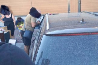 Sugar care a rămas blocat într-o maşină din Piteşti, salvat de poliţiştii locali / În 11 minute de când echipajul a fost alertat, copilul a fost scos şi nu a avut nevoie de îngrijiri medicale
