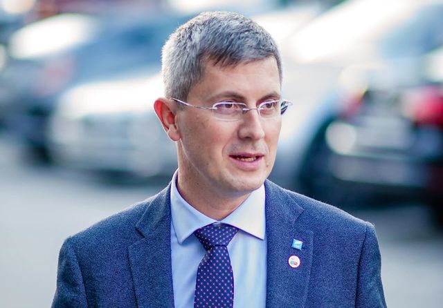 Europarlamentarul USR Dan Barna, audiat la DNA în dosarul achiziţiei vaccinurilor COVID: Subiectul în sine mi se pare cel puţin bizar. Este ca şi cum, în situaţii de război, cumperi 100 de tancuri şi apoi vine pacea şi acuzi că de ce le-au cumpărat