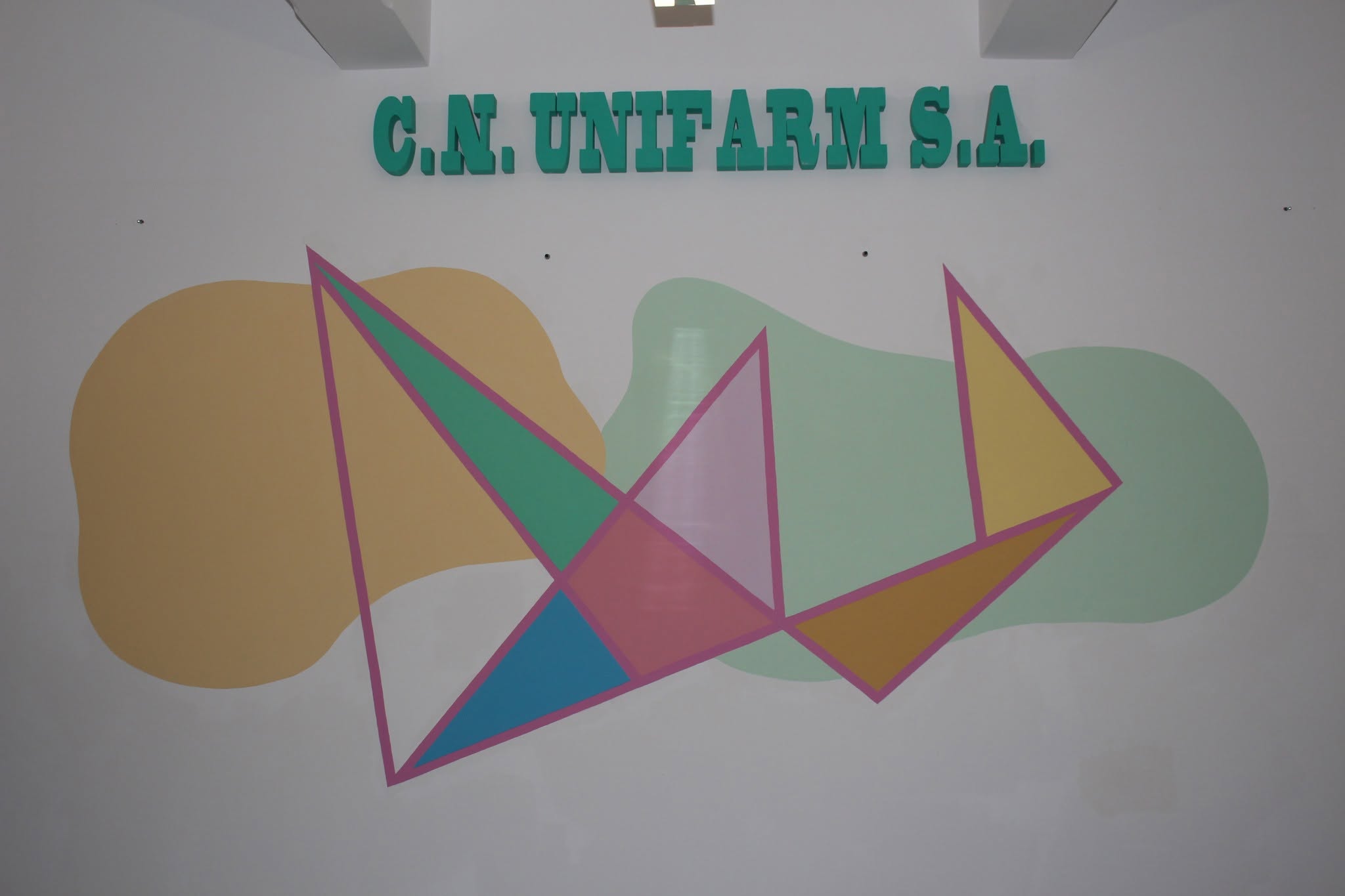 Pictură murală realizată de studenții UNArte în sediul C.N. UNIFARM S.A., în cadrul unui proiect artistic de colaborare.
