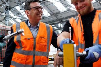 Premierul britanic: Începând cu vârsta de 14 ani, le vom oferi elevilor o nouă opţiune în şcoală: vor continua să studieze materiile de bază, dar le vor combina cu o pregătire tehnică practică/ Casca de protecţie va fi apreciată la fel de mult ca toca de