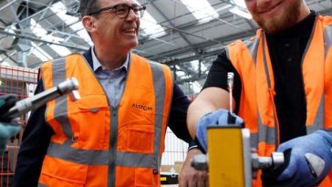 Premierul britanic: Începând cu vârsta de 14 ani, le vom oferi elevilor o nouă opţiune în şcoală: vor continua să studieze materiile de bază, dar le vor combina cu o pregătire tehnică practică/ Casca de protecţie va fi apreciată la fel de mult ca toca de