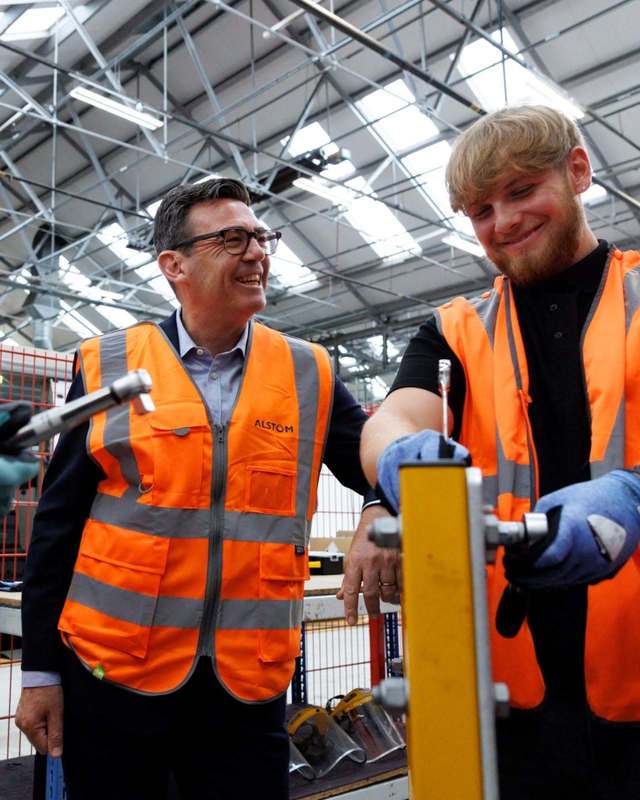 Premierul britanic: Începând cu vârsta de 14 ani, le vom oferi elevilor o nouă opţiune în şcoală: vor continua să studieze materiile de bază, dar le vor combina cu o pregătire tehnică practică/ Casca de protecţie va fi apreciată la fel de mult ca toca de