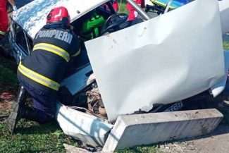 Argeş: Un mort şi doi răniţi, după ce maşina în care se aflau a intrat într-un cap de pod – FOTO, VIDEO
