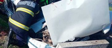 Argeş: Un mort şi doi răniţi, după ce maşina în care se aflau a intrat într-un cap de pod – FOTO, VIDEO
