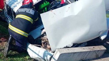Argeş: Un mort şi doi răniţi, după ce maşina în care se aflau a intrat într-un cap de pod – FOTO, VIDEO