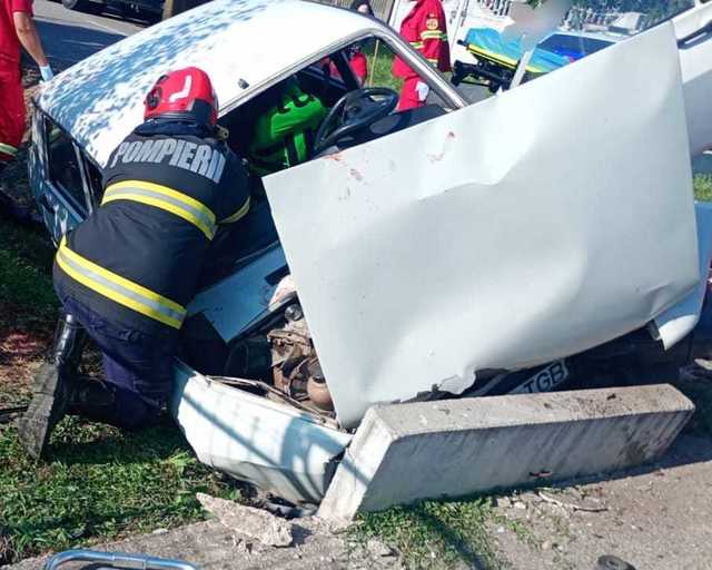 Argeş: Un mort şi doi răniţi, după ce maşina în care se aflau a intrat într-un cap de pod – FOTO, VIDEO