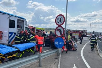 Patru răniţi, între care un copil, în urma unui accident petrecut pe centura staţiunii Băile Felix/ Au intervenit pompierii din Bihor, toate persoanele rănite fiind duse la spital