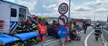 Patru răniţi, între care un copil, în urma unui accident petrecut pe centura staţiunii Băile Felix/ Au intervenit pompierii din Bihor, toate persoanele rănite fiind duse la spital