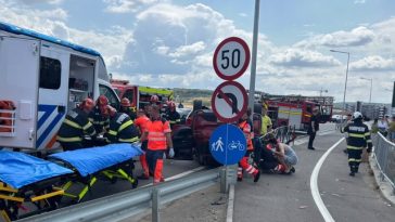 Patru răniţi, între care un copil, în urma unui accident petrecut pe centura staţiunii Băile Felix/ Au intervenit pompierii din Bihor, toate persoanele rănite fiind duse la spital