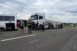 Neamţ: Şase persoane, implicate într-un accident rutier produs între un microbuz, o cisternă şi un autotren / Cisterna este încărcată cu motorină