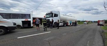 Neamţ: Şase persoane, implicate într-un accident rutier produs între un microbuz, o cisternă şi un autotren / Cisterna este încărcată cu motorină