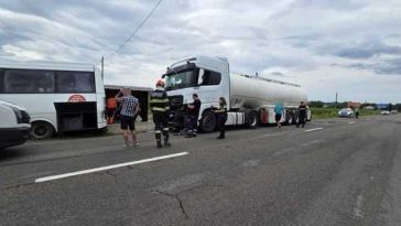Neamţ: Şase persoane, implicate într-un accident rutier produs între un microbuz, o cisternă şi un autotren / Cisterna este încărcată cu motorină