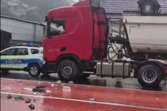 Prahova: Un autotren a acroşat o autospecială a Poliţiei. Şoferul s-a baricadat în cabină, refuzând să coboare/ Traficul pe DN 1, blocat – VIDEO