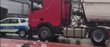 Prahova: Un autotren a acroşat o autospecială a Poliţiei. Şoferul s-a baricadat în cabină, refuzând să coboare/ Traficul pe DN 1, blocat – VIDEO