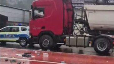 Prahova: Un autotren a acroşat o autospecială a Poliţiei. Şoferul s-a baricadat în cabină, refuzând să coboare/ Traficul pe DN 1, blocat – VIDEO