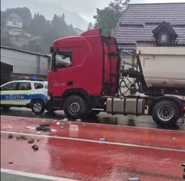 Prahova: Un autotren a acroşat o autospecială a Poliţiei. Şoferul s-a baricadat în cabină, refuzând să coboare/ Traficul pe DN 1, blocat – VIDEO