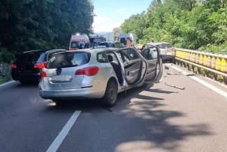 Patru răniţi, între care doi minori, într-un accident pe DN 7, în judeţul Vâlcea, după ce şoferul altei maşini a intrat pe contrasens