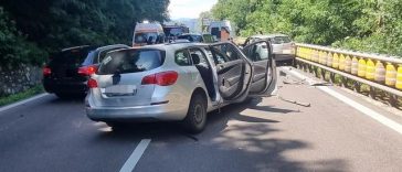 Patru răniţi, între care doi minori, într-un accident pe DN 7, în judeţul Vâlcea, după ce şoferul altei maşini a intrat pe contrasens