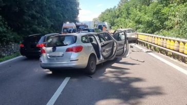 Patru răniţi, între care doi minori, într-un accident pe DN 7, în judeţul Vâlcea, după ce şoferul altei maşini a intrat pe contrasens