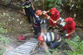Misiune dificilă de salvare a unui bărbat de 53 de ani, căzut într-o râpă adâncă de patru metri, pe malul unui pârâu, într-o localitate din judeţul Iaşi/ Victima, care are un traumatism cranio-cerebral şi alte răni, a fost dusă la spital