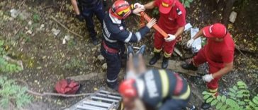Misiune dificilă de salvare a unui bărbat de 53 de ani, căzut într-o râpă adâncă de patru metri, pe malul unui pârâu, într-o localitate din judeţul Iaşi/ Victima, care are un traumatism cranio-cerebral şi alte răni, a fost dusă la spital