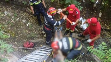Misiune dificilă de salvare a unui bărbat de 53 de ani, căzut într-o râpă adâncă de patru metri, pe malul unui pârâu, într-o localitate din judeţul Iaşi/ Victima, care are un traumatism cranio-cerebral şi alte răni, a fost dusă la spital