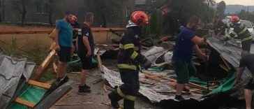 Maramureş: Intervenţie a pompierilor pentru îndepărtarea unui acoperiş smuls de vânt de pe o casă şi aruncat pe un drum judeţean – FOTO