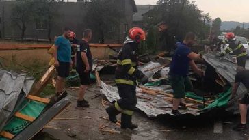 Maramureş: Intervenţie a pompierilor pentru îndepărtarea unui acoperiş smuls de vânt de pe o casă şi aruncat pe un drum judeţean – FOTO