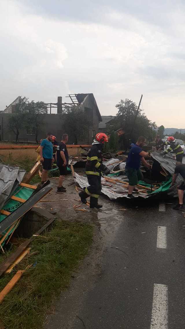 Maramureş: Intervenţie a pompierilor pentru îndepărtarea unui acoperiş smuls de vânt de pe o casă şi aruncat pe un drum judeţean – FOTO