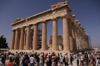 Un cuplu de turişti americani de origine greacă, agresat cu cuţitul la intrarea în Acropole, la Atena. Cuplul, spitalizat. Un grec de 60 de ani, cu probleme psihologice, arestat